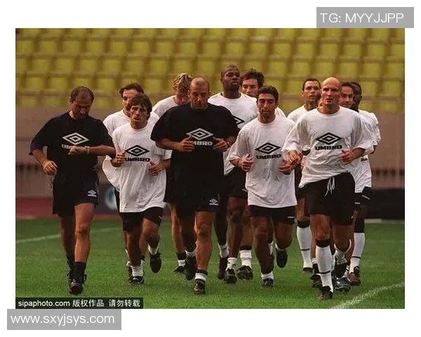 四十岁足球明星的辉煌与挑战对比分析